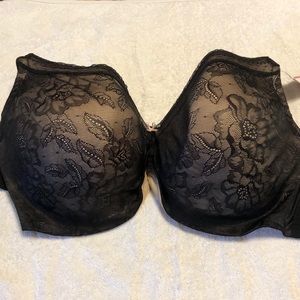 Woman’s bra that is black lace